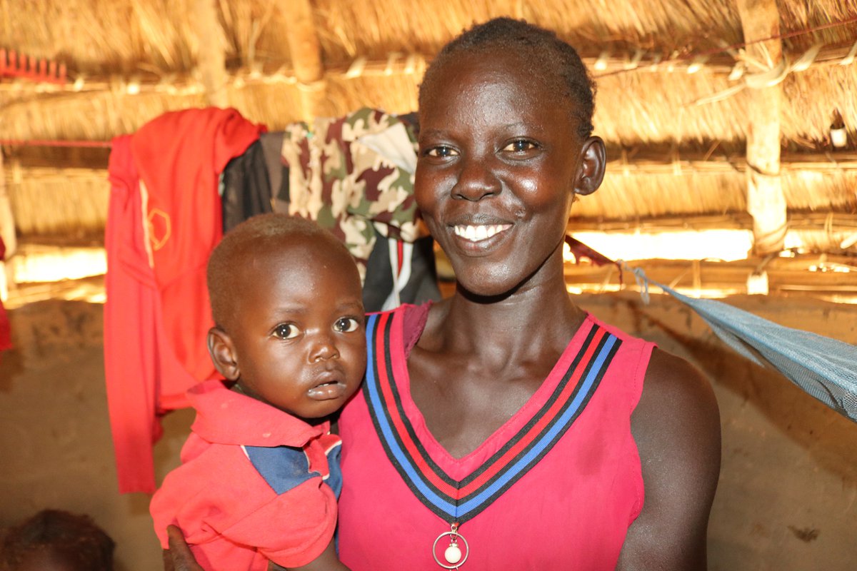 Adut a'i phlentyn | Adut with her child