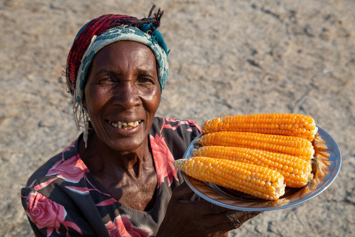 Lady from Zimbabwe holding a plate of corn