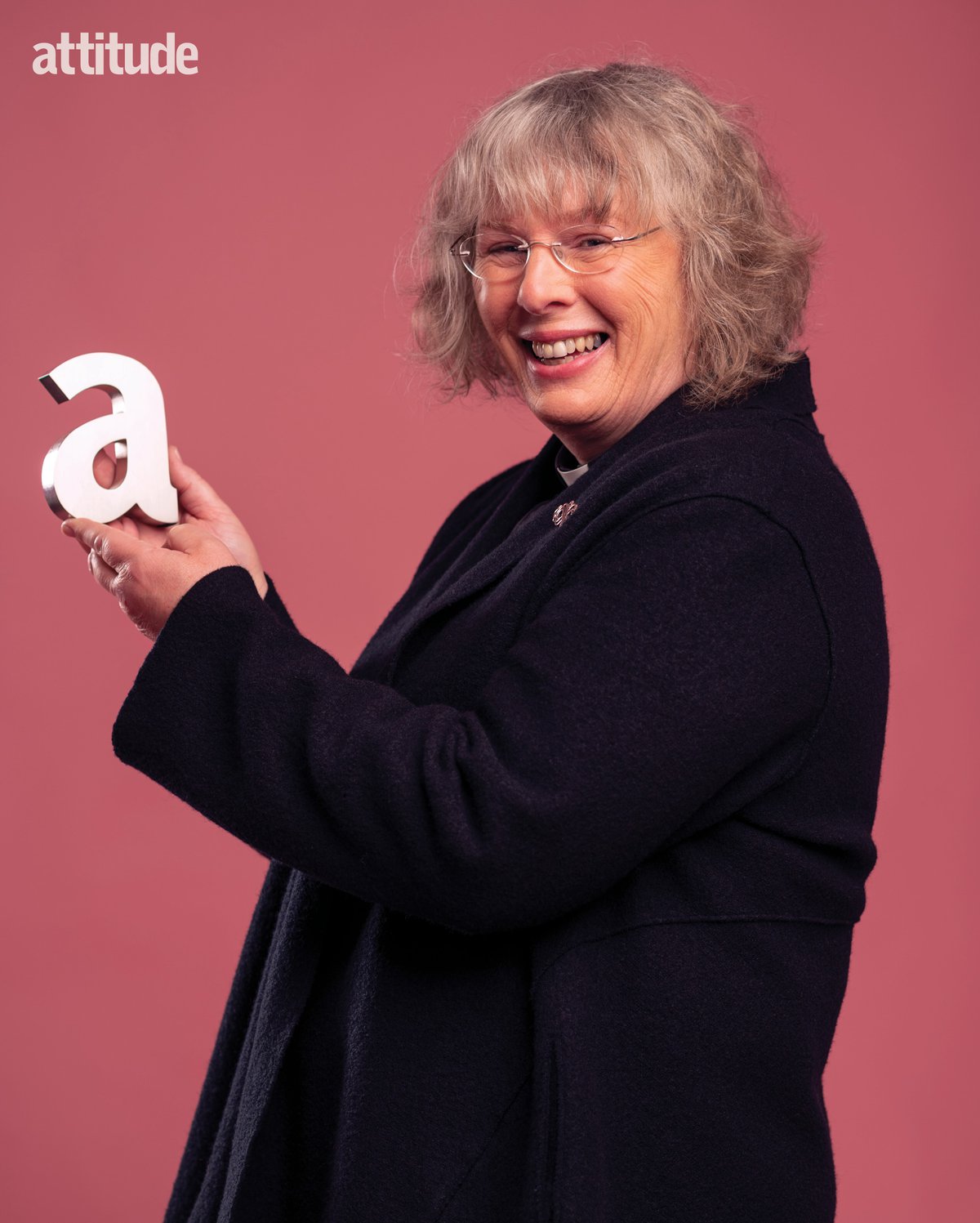 Photo of Revd Sarah holding up the letter A